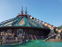 Hyperspace Mountain von Aussen Hyperspace Mountain von Aussen